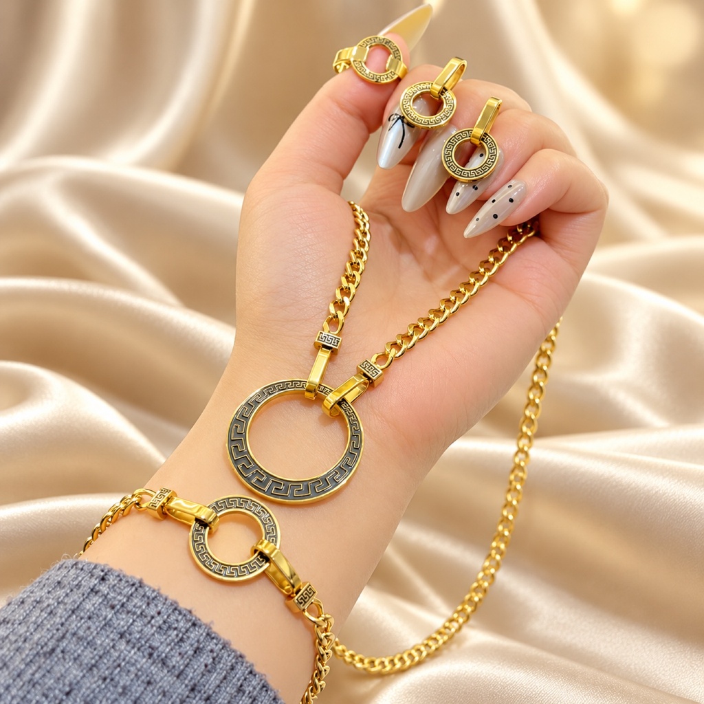 طقم دايرة بنقشة المفتاح اليوناني أسود وذهبي (Black & Gold Greek Key Circle Set)