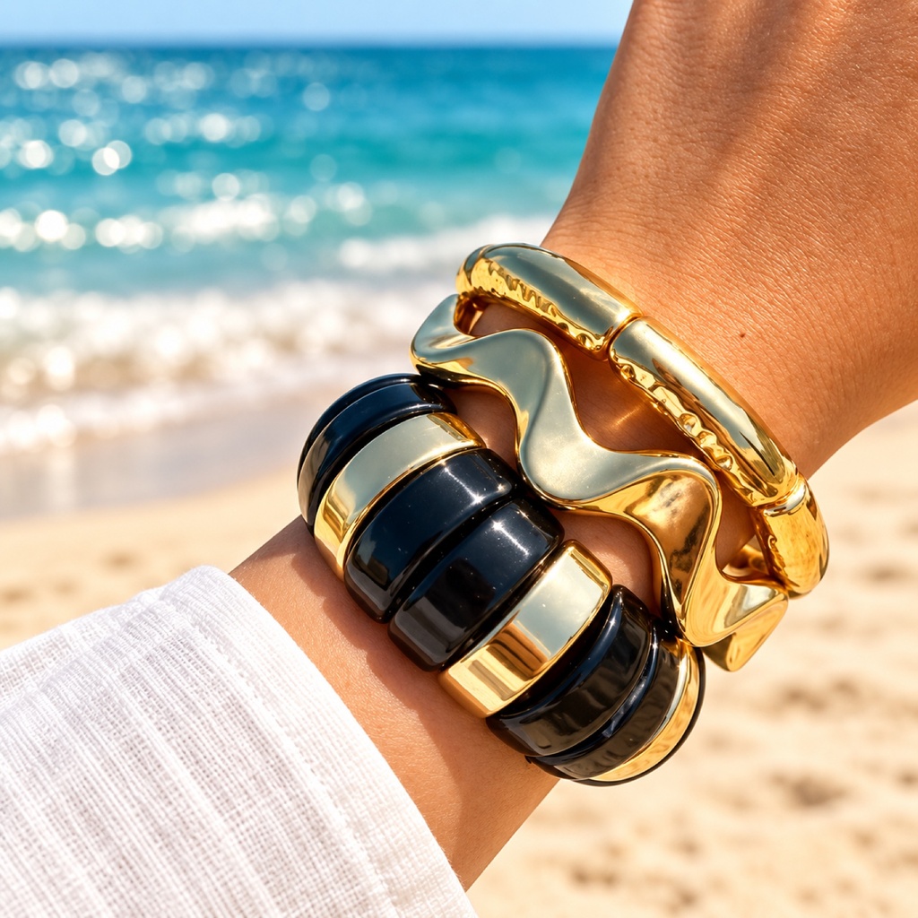 طقم أساور أسود مع غويشة متموّجة ذهبي (Bracelet Stack: Black Segmented with Wavy Gold Cuff)