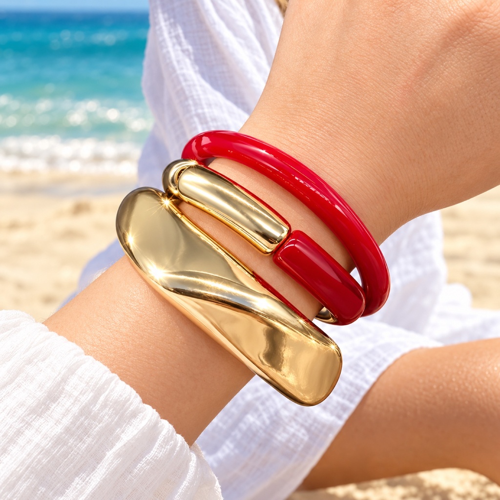 طقم أساور أحمر وكف ذهبي منحوت (Bracelet Stack: Red & Sculpted Gold Cuff)