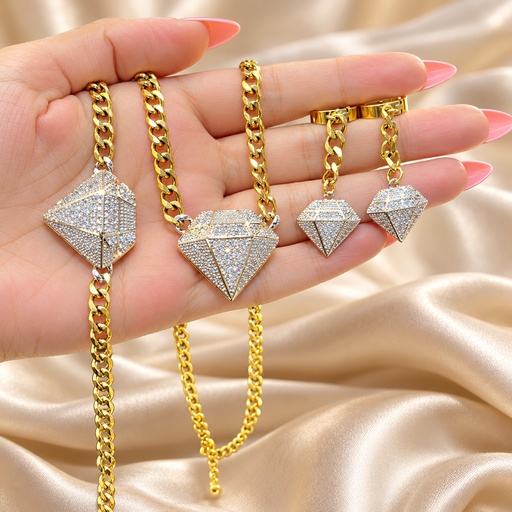 طقم ألماسة مرصّعة على سلسلة جورميت (Pavé Diamond-Shape Pendant Set on Curb Chain)
