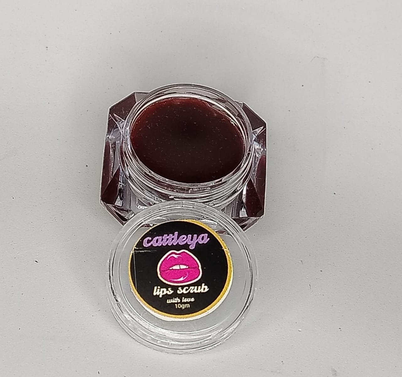 مرطب ومقشر شفايف