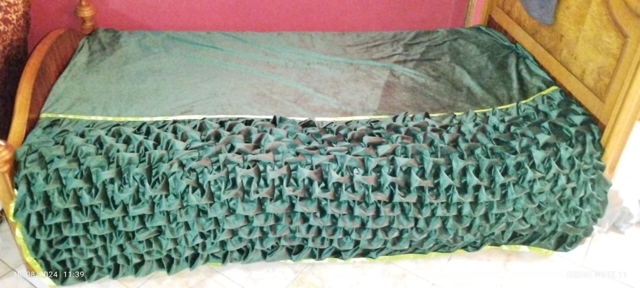 جوز الملايات بمخداتهم ومساندهم