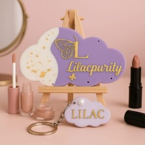 تابلوه من الريزن باسم  customized وميدالية بنفس الاسم هدية