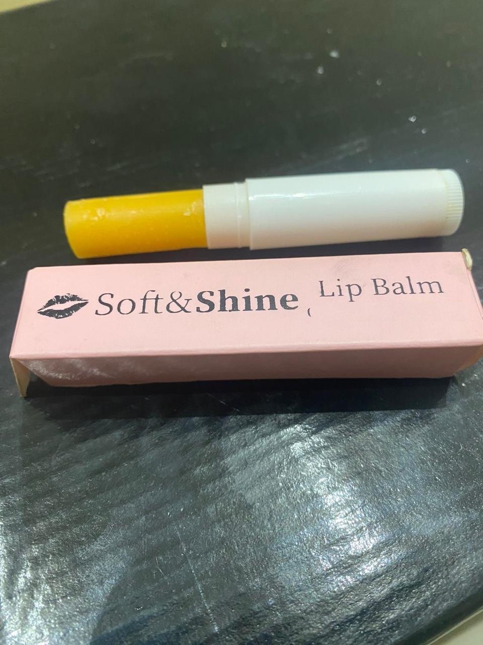 مرطبزبدة الشيا وزيت جوز الهند وزيت اللوز وشمع العسل