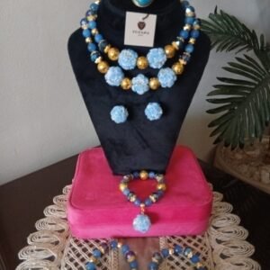 طقم من حجر العقيق والدهب المطلي والكور الزرقاء عبارة عن ورود صغيرة ولولي  الالوان المتوفرة كبدي بالاسود