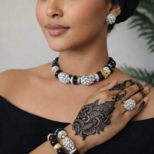 طقم عقيق اسود مكون من كور بيضاوية مشغولة باللولي والالماظ وحجر العقيق الاسود والدهب المطلي متوفر منه البمبي الفاتح و اللبني الفاتح والبنفسجي الفاتح والاخضر الفاتح والاصفر